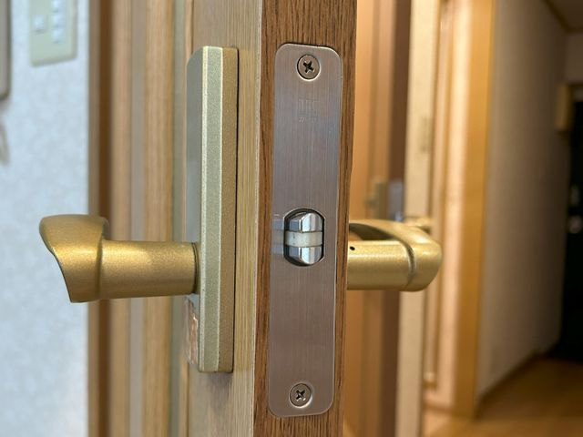 ドアにできたキズ、穴を直します。リメイクシートの貼り替えもします。