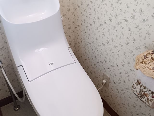 トイレ交換致します。壁、床材を貼り直します〔有料〕