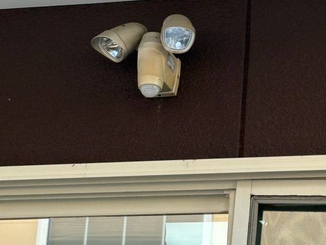 センサーライトの取付、交換　防犯の為に