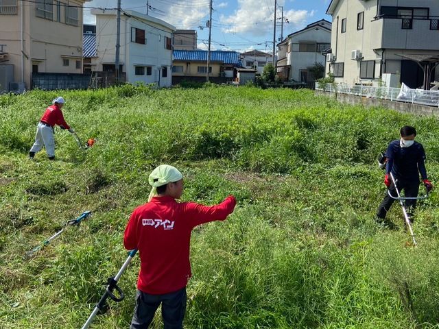 草刈り4名以上での作業も承ります！刈草回収のみも相談下さい。