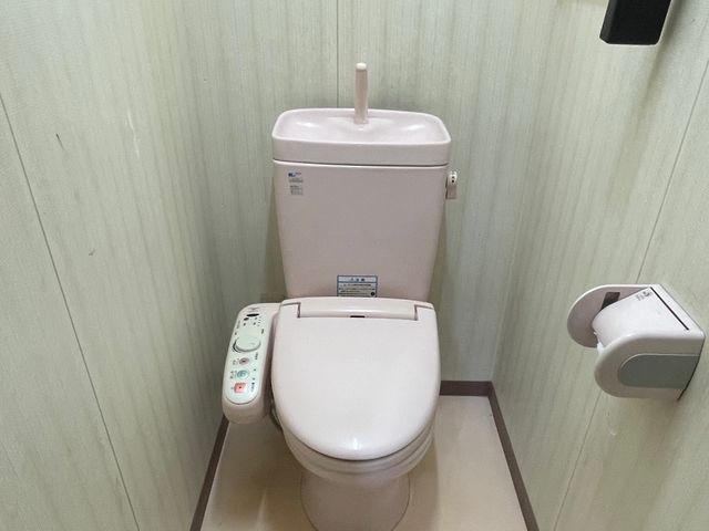 臭いの元は汚れにあり！見えないところまで本格トイレ洗浄！