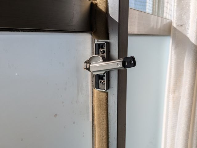 窓のカギ　クレセント錠の修理交換