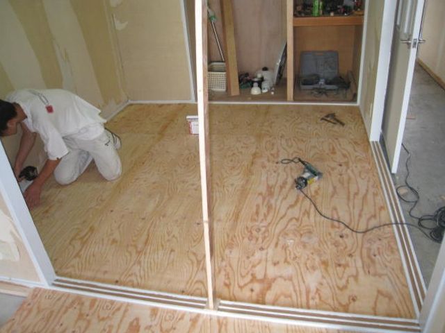 【大工直営】経験豊富な大工が迅速丁寧にフローリングの作業をいたします！