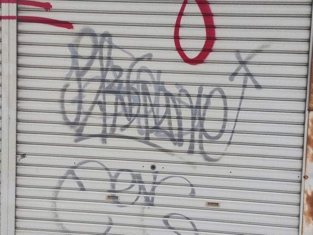 壁面　シャッターの落書き除去します！