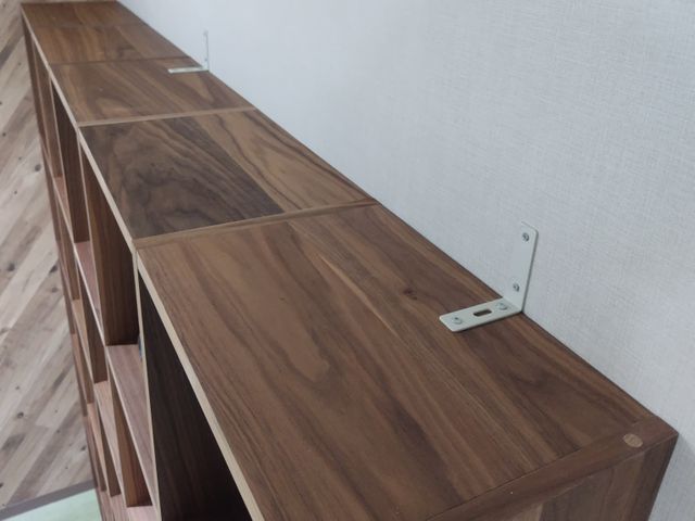 地震対策に家具固定いたします