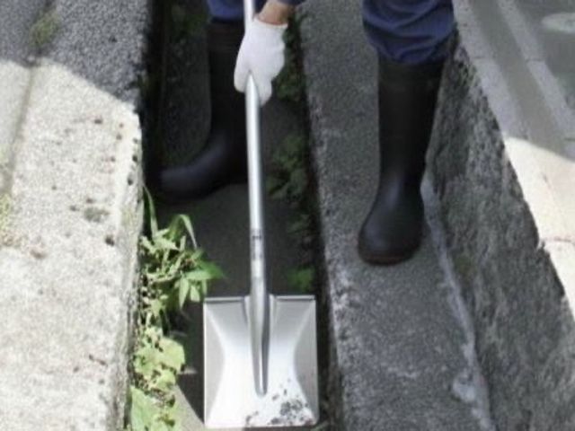 側溝掃除なら【まちの便利屋さん】◉忙しいあなたに代わって 本気の泥さらい