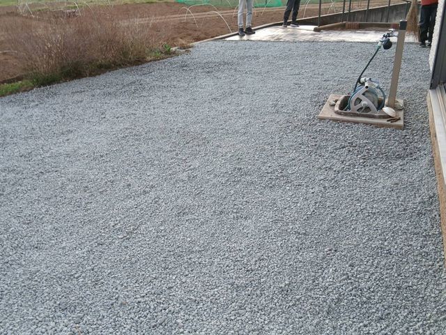 砂利敷き、防犯用砂利、砂利は除草効果もあります。お庭、玄関前、裏口、建物まわり。