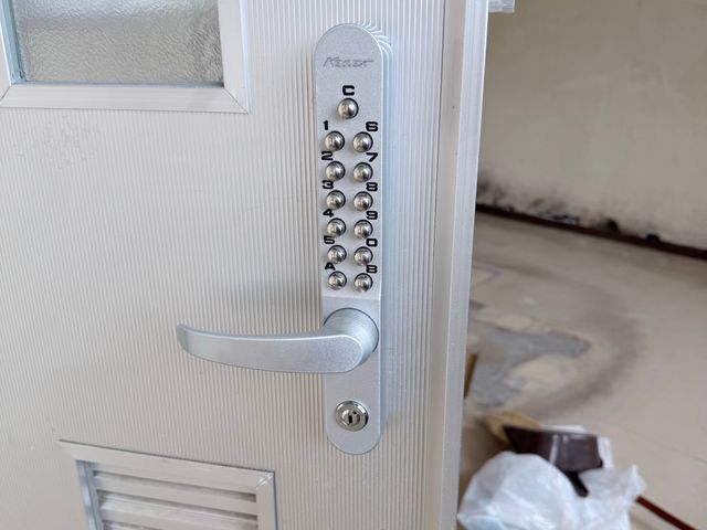 **一般ドアはもちろん、指紋・暗証番号・カードキーまで対応**