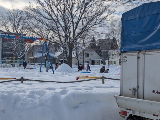 店長自ら手作業での玄関先の雪かき、屋根カーポートの雪下ろしとなります