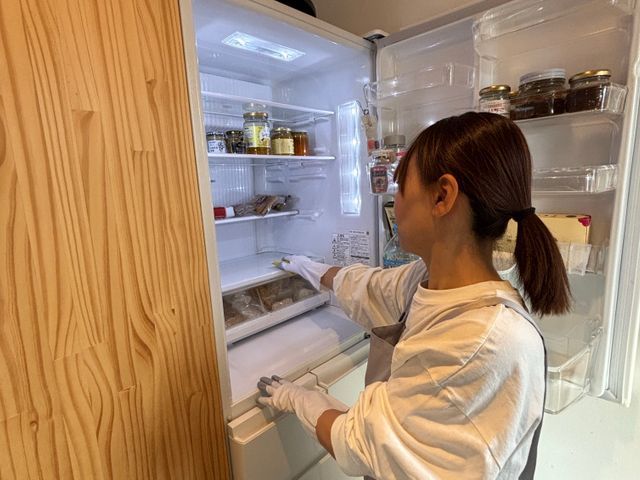 棚・パッキン・引き出し部分を丁寧に取り外して拭き上げ、除菌・脱臭を行います。