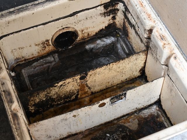 飲食店グリストラップ清掃｜油脂・臭い除去｜詰まり防止