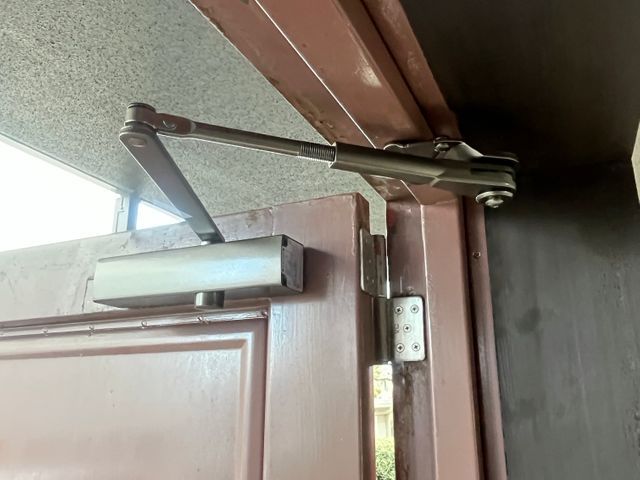 オイルが命！ケガやドアが破損する前にドアクローザー交換！