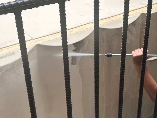 外壁は高圧洗浄だけの対応になります。