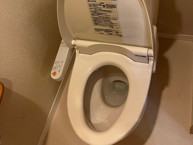 便器内部や縁の裏側など、普段お掃除が行き届かないところまでキレイにいたします☆