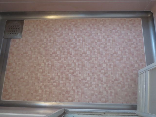 浴室床シート貼り付け