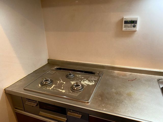 ★コンロ周りの油、焦げも徹底洗浄★シンクもピカピカに！