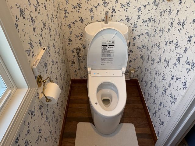 頑固な水垢もプロがきれいに！トイレリーニング