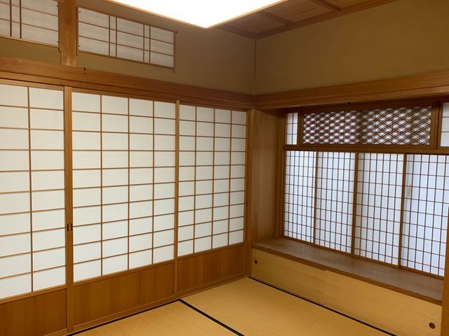 張替えて明るい部屋へ、破れにくい紙もご用意。取外～取付まで弊社にお任せください