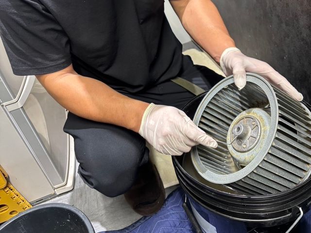 年末に向けて換気扇を綺麗にしませんか？経験を活かして迅速丁寧に作業いたします