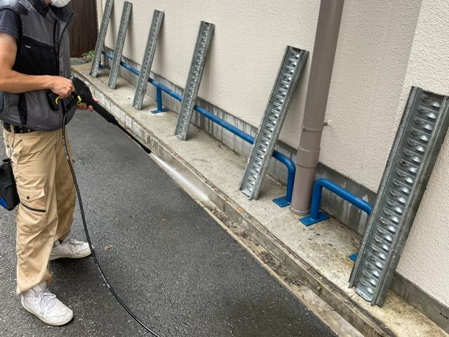 【駐車場の高圧洗浄】土汚れやコケ、黒ずみやタイヤ痕などスッキリ綺麗にします！