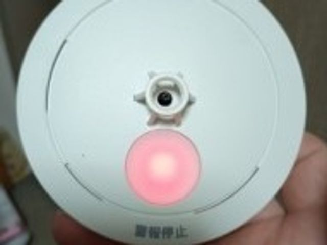古くなった火災報知器の電池交換もしくは本体の交換を行います、高い所でも対応可能