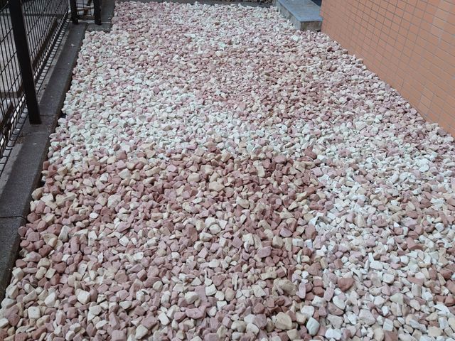 ■お庭の砂利敷き作業 庭のリノベーションしませんか？