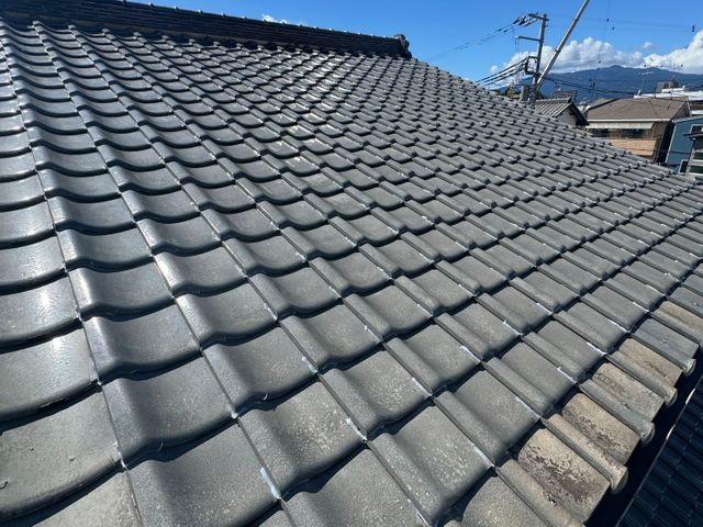 瓦の地震対策として、瓦を固定します