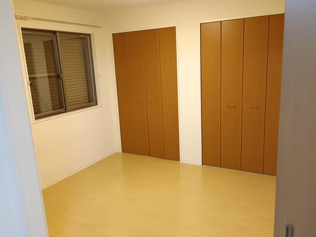 清掃後のクロス入隅コーキング、破け補修。幅木や棚のタッチペン補修など対応します。