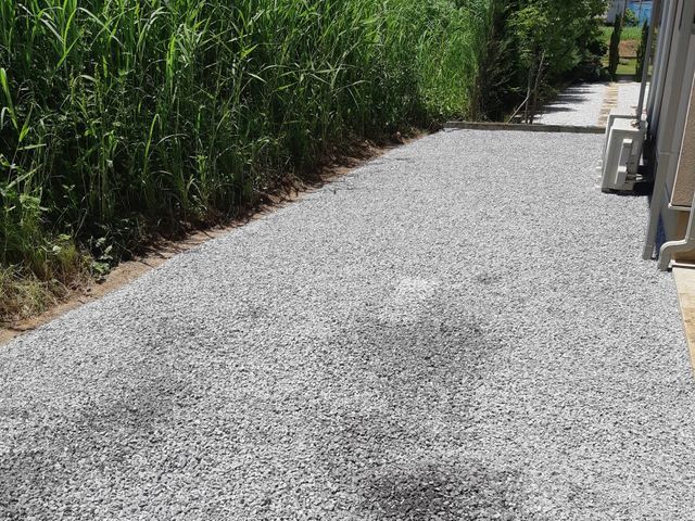 砂利敷き施工　雑草対策はもちろん防犯対策にも最適です！！