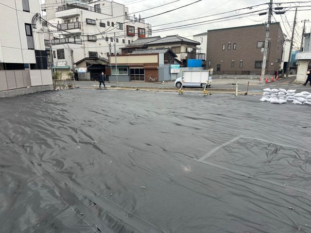 雑草が飛び出した防草シートの張り替え・業者様向け、不動産販売用地の防草シート施工