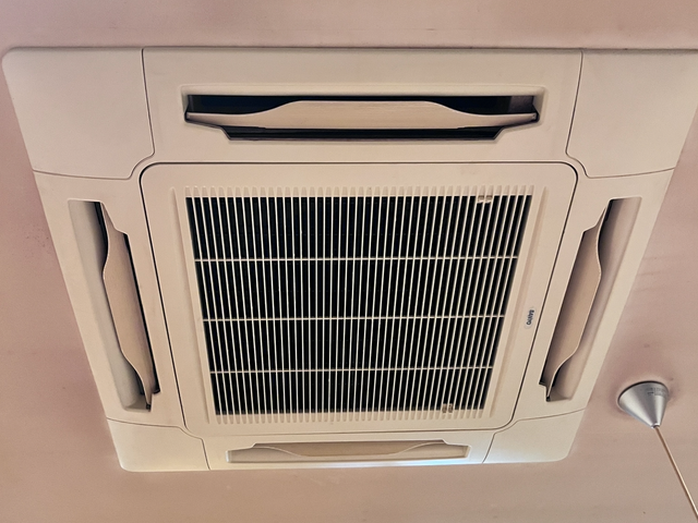 【業務用エアコン】分解丸洗いでカビ汚れ一掃！