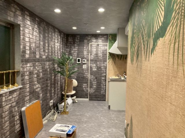 店舗で使われるデザインクロスやプリントクロスも対応　剥がせる糊付きクロスの施工