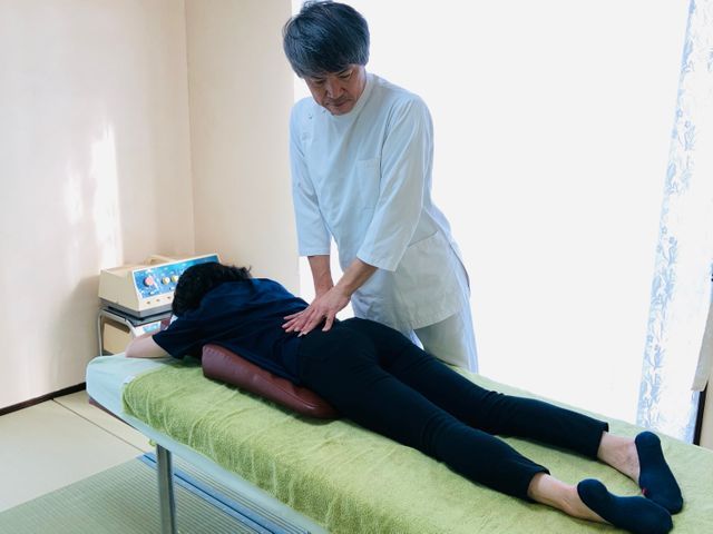腰痛、肩こり頭痛、膝痛、股関節痛などの痛みを改善します。筋肉柔整も充分行います。