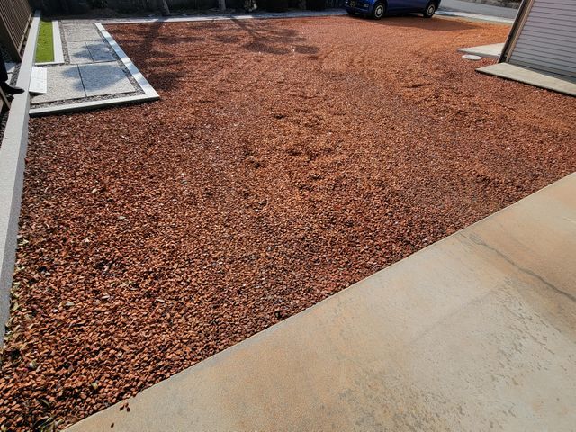 音があるだけで、安心できます(^^)防草と防犯、両方を考えた砂利敷きです！