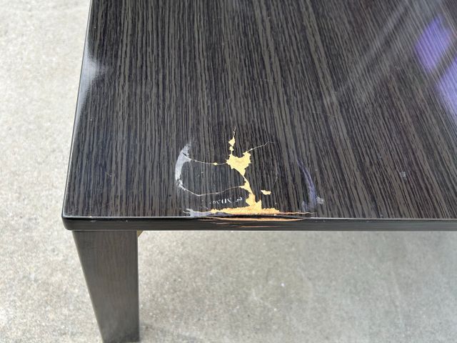 木製のテーブルのキズ欠け凹み直します。仕上げは水性ウレタンニスでコーティング！