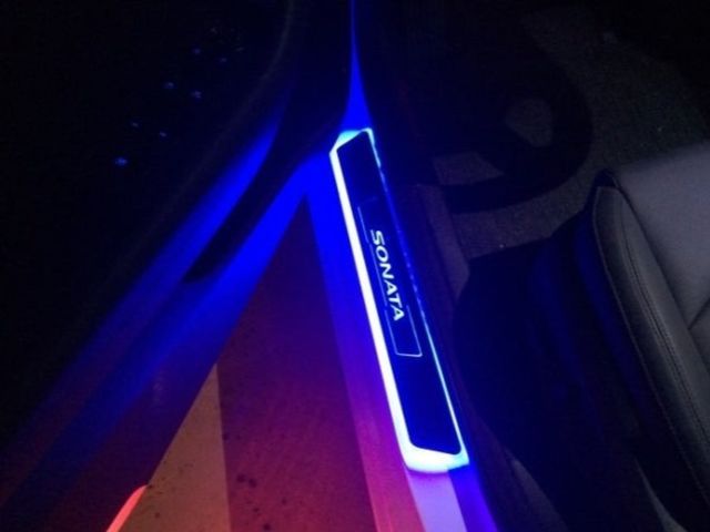 プロの整備士によるLEDスカッフプレート取付