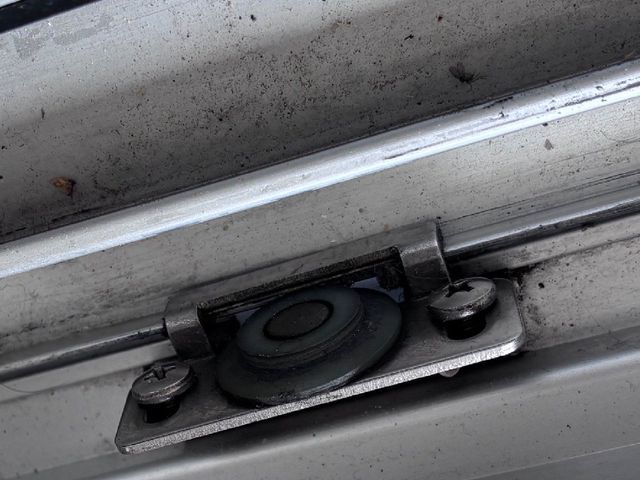 引き戸のレール・戸車交換致します！