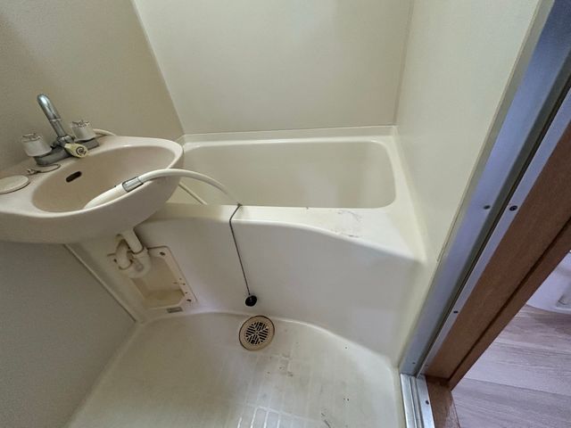 長年こびりついた浴室のカビ・水垢も、Clean+にお任せください！