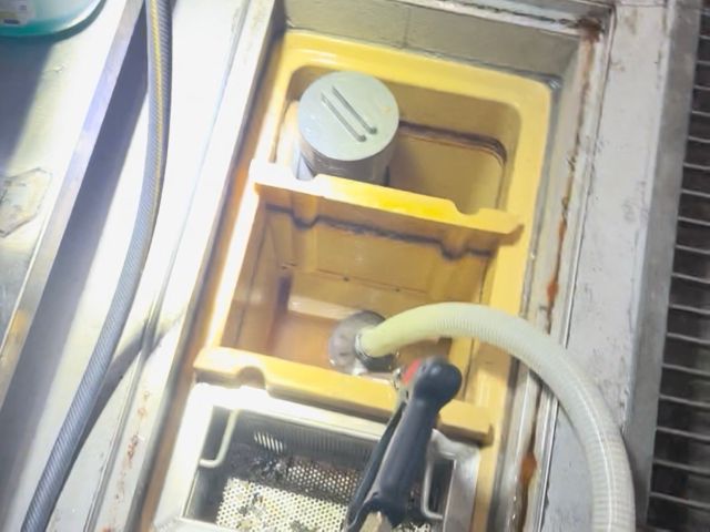 福祉施設や店舗等のグリストラップの高圧洗浄！