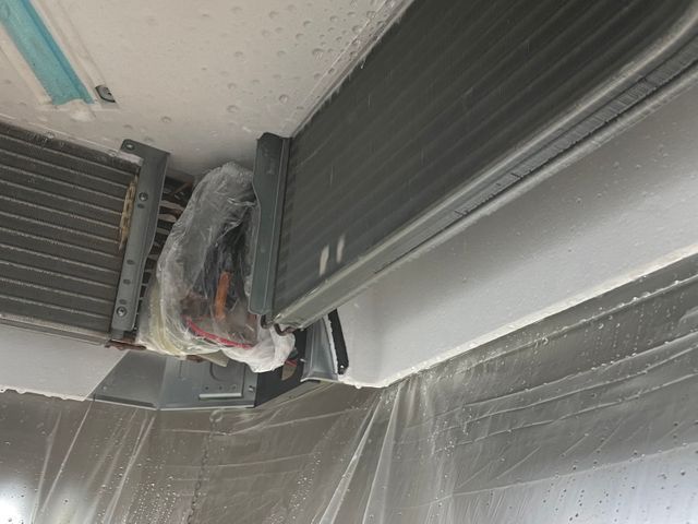 通常の清掃では取れないエアコン内部の汚れも徹底的に分解・高圧洗浄いたします。