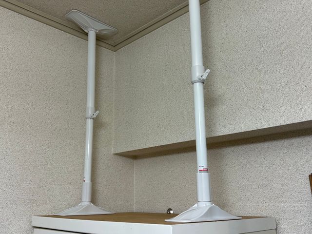 家具の固定。地震対策を今のうちから