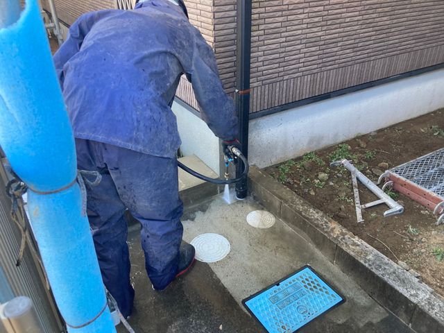 高圧洗浄にて土間駐車場、カーポート等の洗浄(一部のみの洗浄も承っております)