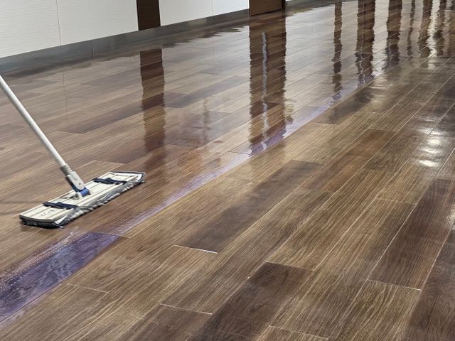 床清掃・ワックスがけ！店舗、施設のフロアをキレイにします！！