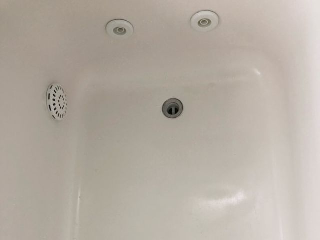 古くなったバスタブを専用塗料を使いペイントリフォーム