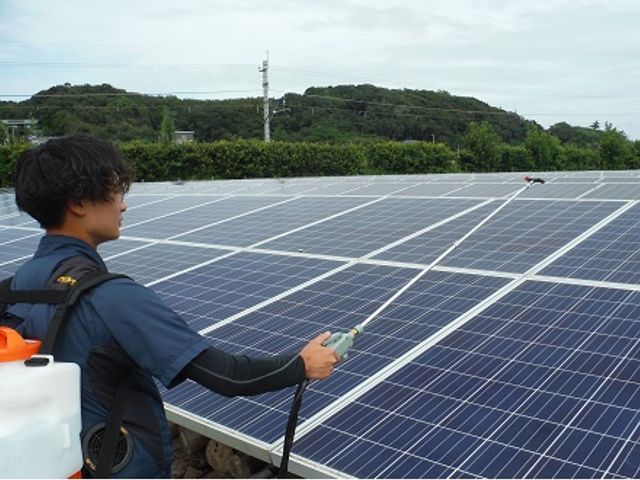 【3万円からの太陽光パネル洗浄】汚れたパネルは発電率減！清掃して効率良く発電！