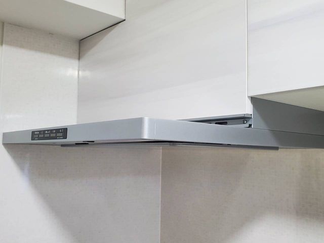 レンジフードのベタベタ油汚れ、しっかり丁寧に洗浄いたします。