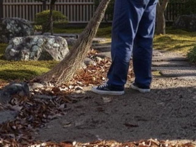 庭・駐車場の落ち葉対策なら【まちの便利屋さん】本気の落ち葉清掃◉安心仕上げ