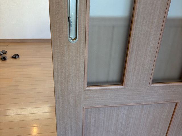 木製ドアやアルミサッシのキズ、へこみ、陥没穴を修復します。取手の塗装も出来ます。