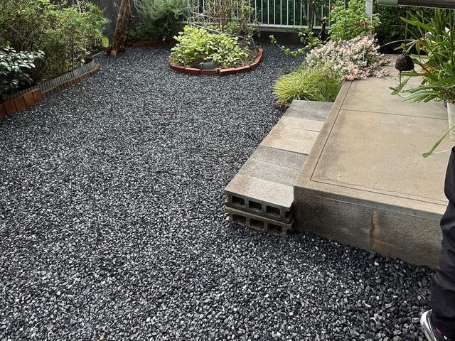 砂利敷き施工｜整地から丁寧仕上げ・防草対策も対応