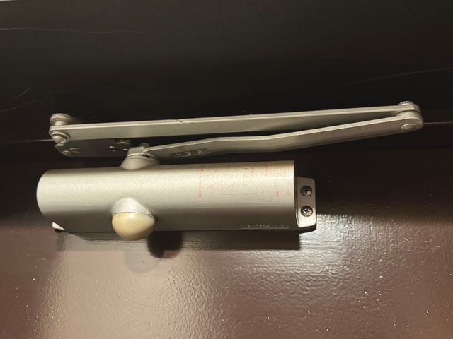 ドアのバタン音、もうサヨナラ。静かで安心のドアクローザー取付けます！